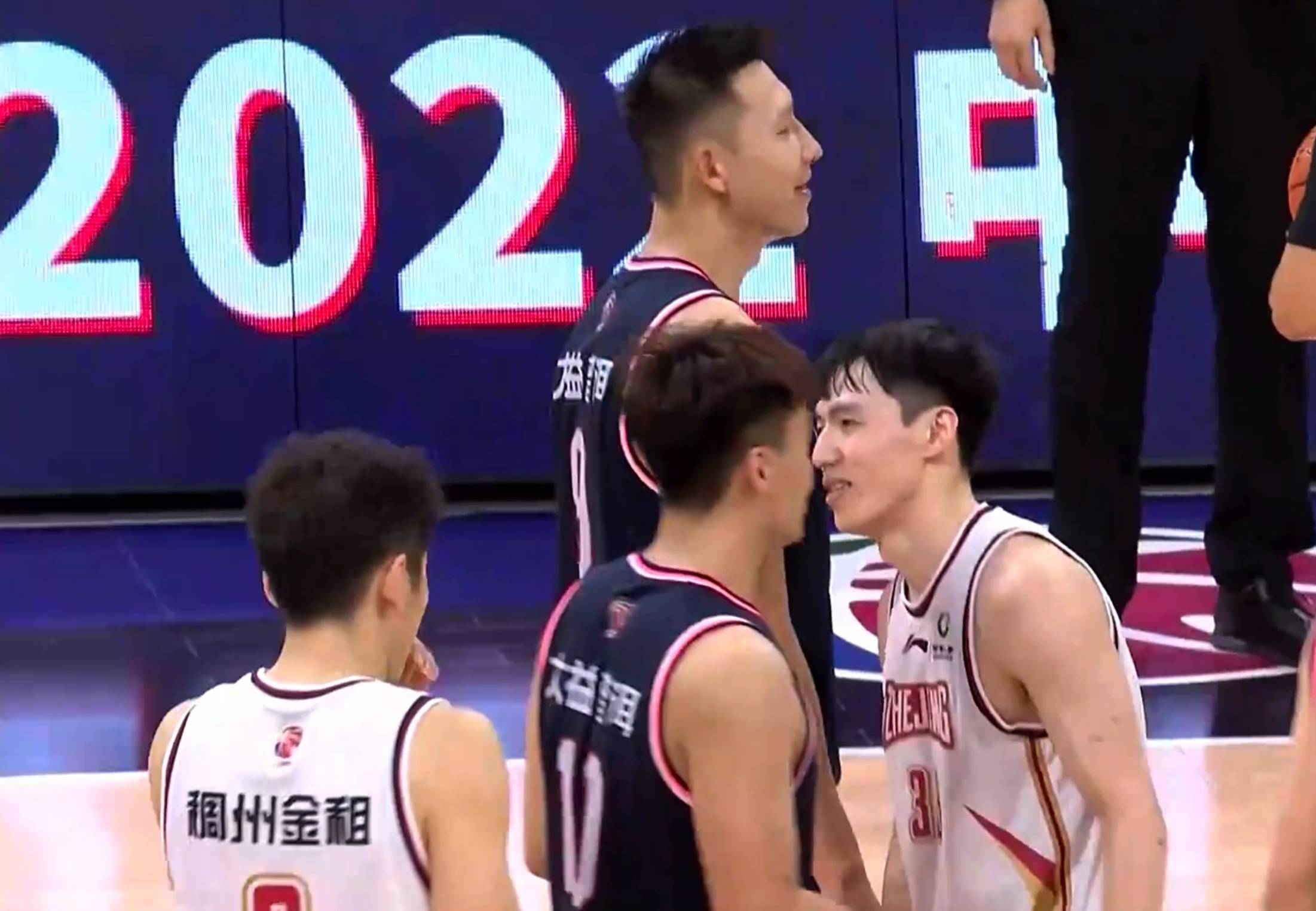 关于CBA季后赛赛程吃紧，埃因霍温今晚刷新队史纪录，话题不断，更衣室氛围转暖的信息